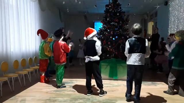 ТАНЕЦ ВХОД НОВОГОДНИЙ ХОРОВОД 2 смотреть онлайн