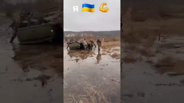 Внедорожники украинских военных застряли в болоте в условиях ноябрьской распутицы.MOV смотреть онлайн