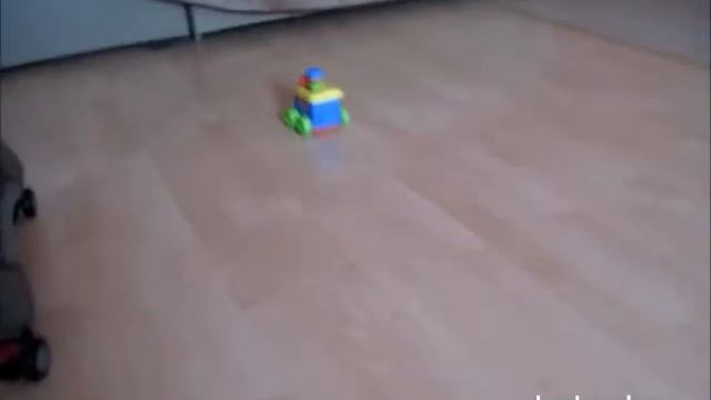 Инерционная машинка TOMY смотреть онлайн