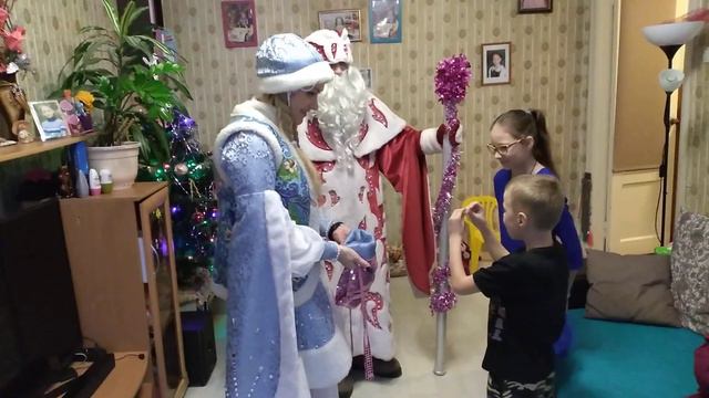 Поздравление деда мороза Оли и Максима смотреть онлайн