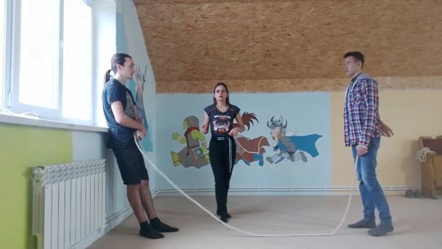 Учимся прыгать на большой скакалке (Боковые входы) смотреть онлайн