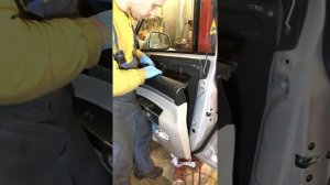 Замена ограничителя двери на автомобиле