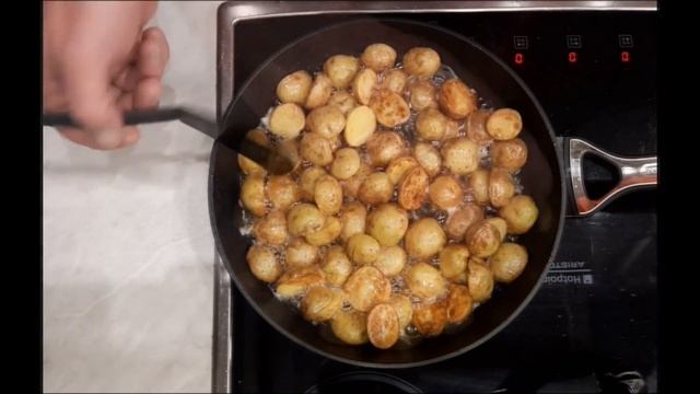 Готовим без рецепта. Жареный мини картофель с чесноком и укропом смотреть онлайн