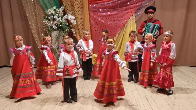 Детский ансамбль народной песни "Славица" Как у наших у ворот. смотреть онлайн