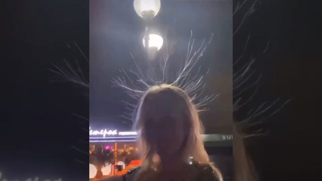 У отдыхающих во время грозы в Сочи волосы встают дыбом! смотреть онлайн