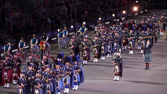 Edinburgh Military Tattoo 2022 - 13 - Massed Pipes and Drums and Dancers смотреть онлайн