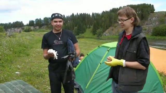 Раздача пакетов и перчаток туристам, отдыхающим на берегу реки Чусовой смотреть онлайн