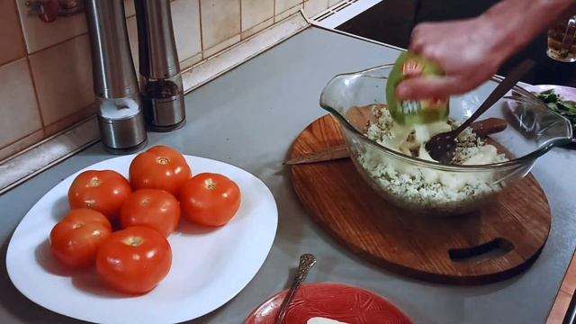 ПОМИДОРЫ ФАРШИРОВАННЫЕ ПЛАВЛЕННЫМ СЫРОМ С ЧЕСНОКОМ смотреть онлайн