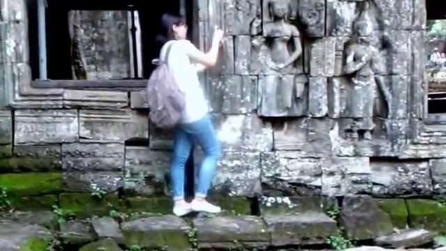Foreign Tourists visit At Ta Prum Temple, Siem Reap province, Cambodia смотреть онлайн