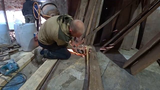 С НОВЫМИ РАБОЧИМИ ЗАЛИВАЮ ПОЛ В ГАРАЖЕ - РАЗБИРАЕМ СТАРУЮ МЕБЕЛЬ - СТРОЮ БОЛЬШОЙ ГАРАЖ