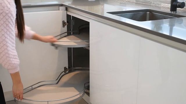 Кухня с фасадами из акрила. Кухня п-образной формы. Project 103 смотреть онлайн