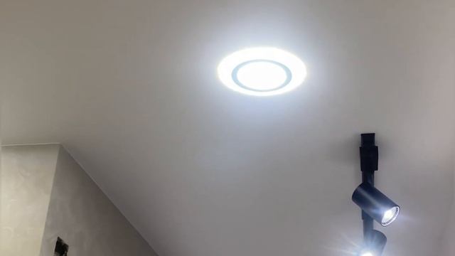 Обзор квартиры-студии с крутыми световыми линиями. Парящий натяжной потолок в спальне. смотреть онлайн