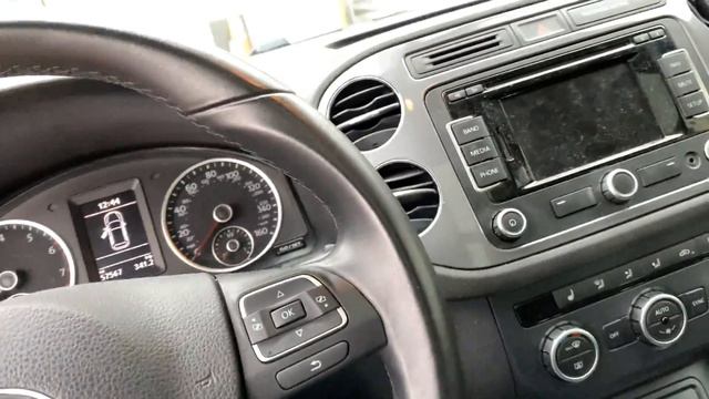 VOLKSWAGEN TIGUAN - How to open the gas cap/fuel door смотреть онлайн