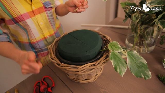 Композиция из цветов работа с флористической губкой (рукавички)