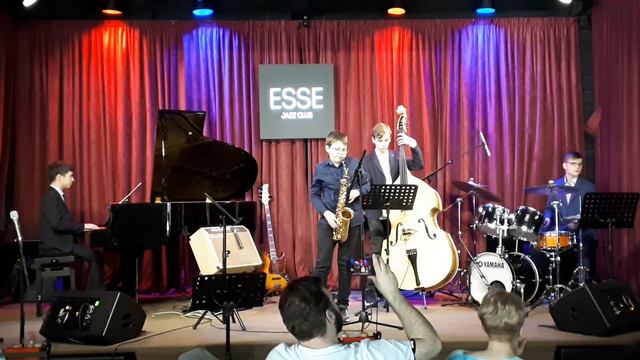 Tadd Dameron "Lady Bird" исп. Денис Новожилов (саксофон) смотреть онлайн