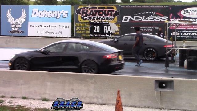 Tesla Plaid Model S vs Mercedes AMG GT 63 S 1/4 Mile смотреть онлайн