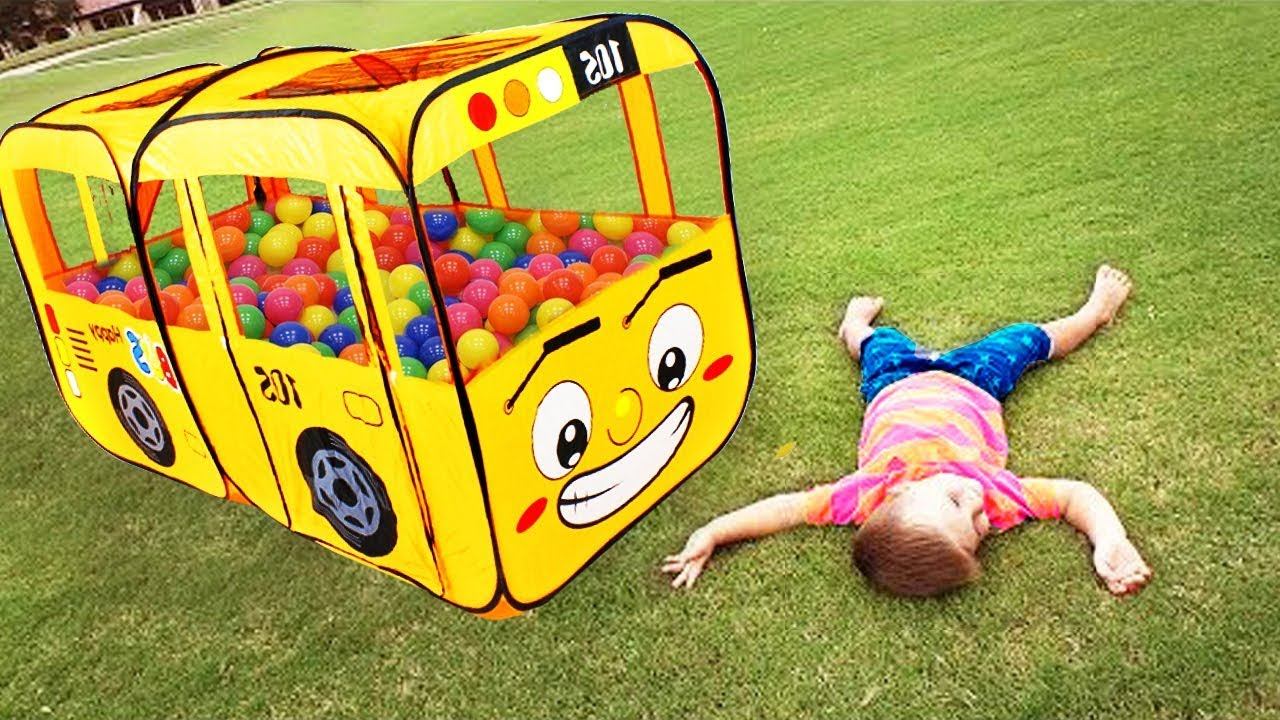 Wheels on the Bus School songs Nursery Rhymes for Kids, Learn colors with Baby and balls смотреть онлайн