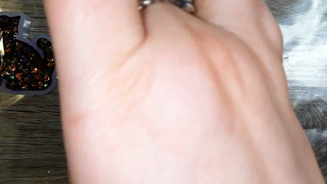 Брошки с блестками в эпоксидной смолеБрошки с блестками в эпоксидной смоле смотреть онлайн