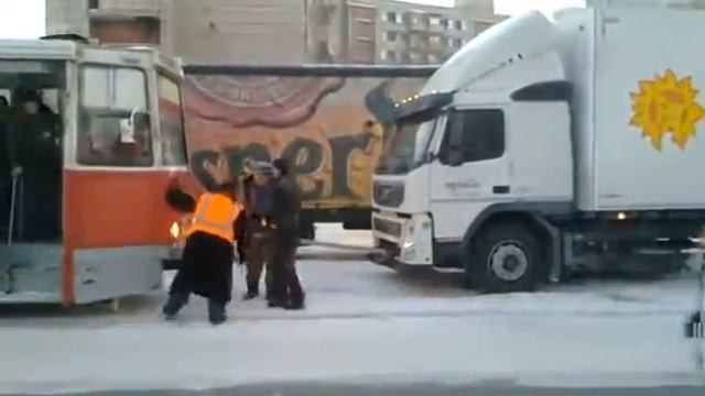 Трамвай вытаскивает Фуру. Бийск. смотреть онлайн
