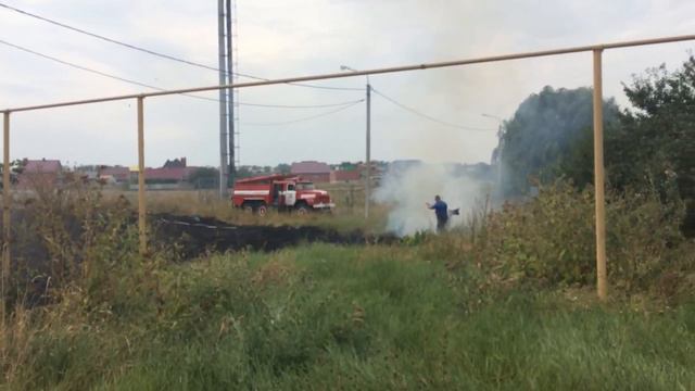 Возгорание травы в Ейске тушат шваброй смотреть онлайн