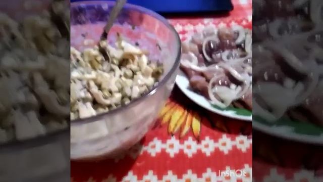 Готовлю салат из кальмаров,жарю картошку,и почистила вкусную, жирную селедочку. смотреть онлайн