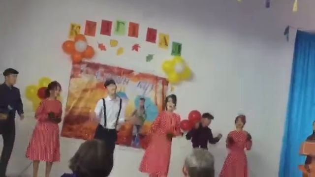 Осенний балл в школе #1. Класс 11в. Retro style? смотреть онлайн