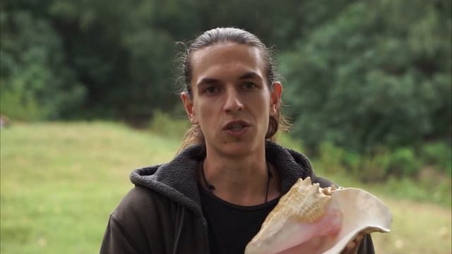 Как играть на дункаре, шанкхе, горне из ракушки (How to play conch shell horn) смотреть онлайн