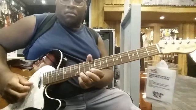Playing a Fender Thinline Telecaster at Guitar Center in Las Vegas, Nevada смотреть онлайн