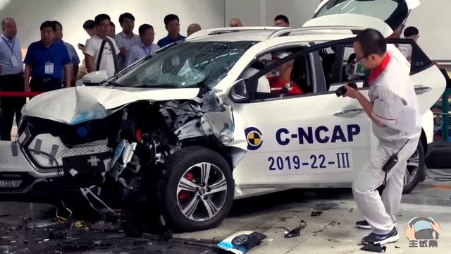 看看江淮iEV7S以64公里时速正面40%碰撞后会发生什么？ смотреть онлайн