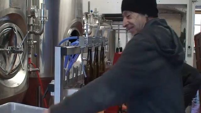4 head Counter Pressure Bottle Filler V5 in action смотреть онлайн