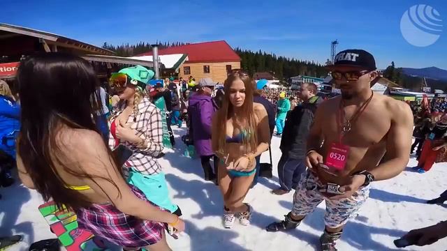 Рекорд России по массовому спуску с горы в купальниках смотреть онлайн