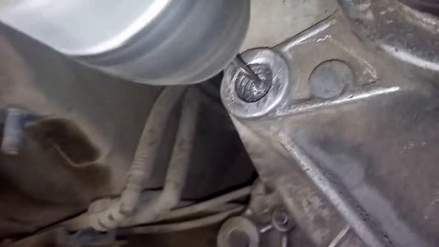 Гранта. Высверливаю болт с коробки передач2. смотреть онлайн