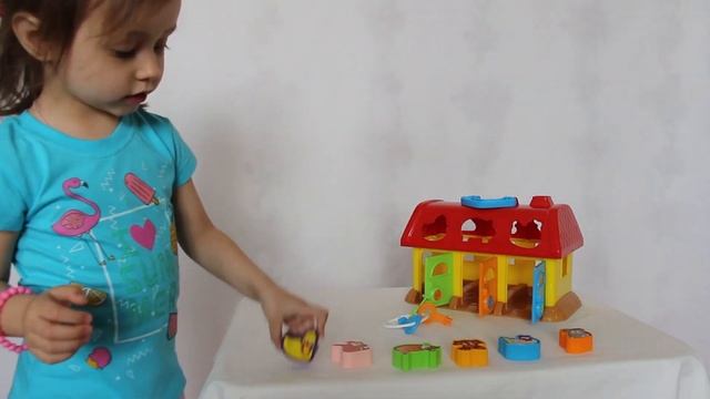 Домик для зверей Полесье / Обзор игрушки - Мария играет в домик-сортер / review of toys смотреть онлайн