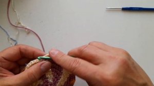 ВЯЖЕМ КРУГ С КРАСИВОЙ СПИРАЛЬЮ РАЗНЫМИ ЦВЕТАМИ ПРЯЖИ.