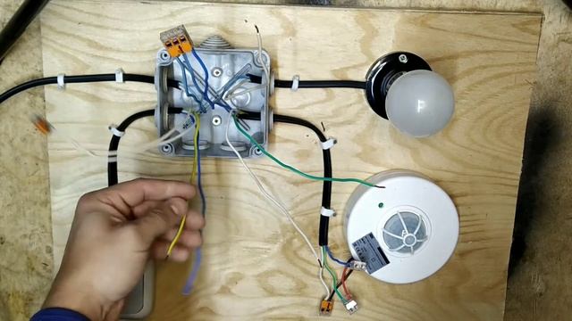 Подключение датчика движения через выключатель. смотреть онлайн