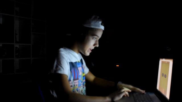 РОДИТЕЛИ УЕХАЛИ,ОСТАЛСЯ ОДИН ДОМА