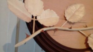 Роза в круглой рамке. Резьба по дереву.Rose in a round frame. Wood carving.