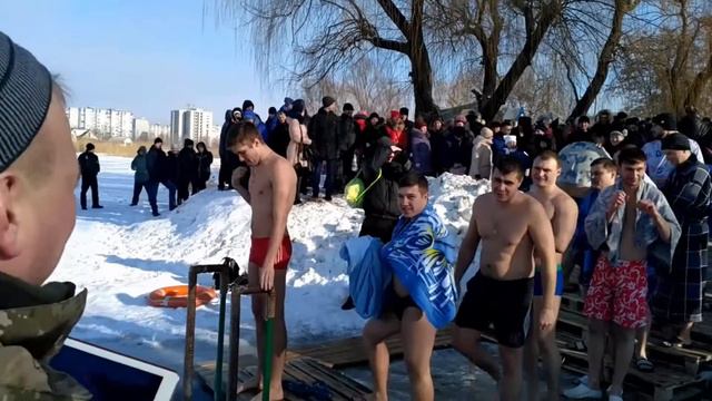 Mini VLOG: Крещение. Купаюсь на крещение. Купаюсь в ледяной воде!) смотреть онлайн