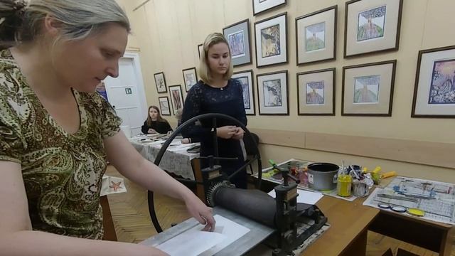 Видео со 2 мастер-класса по цветной гравюре на картоне в библиотеке Толстого смотреть онлайн