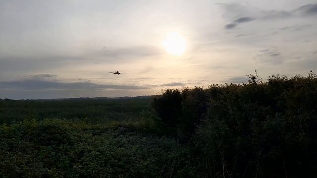 Vueling Airbus A321 landing runway 26L Gatwick Airport 15.05.2022 смотреть онлайн