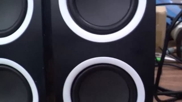 Sloppy Speaker Showdown - Logitech Z200 vs. X140 смотреть онлайн
