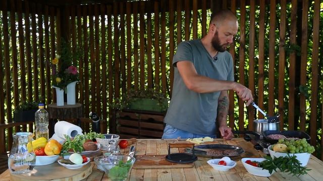 ПИКНИК НА ДАЧЕ: ГОТОВИМ МУЖСКОЙ ГАМБУРГЕР! смотреть онлайн