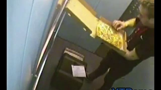 Доставка пиццы / Hungry pizza deliveryman смотреть онлайн