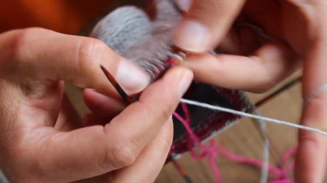 STRICK-TUTORIAL NR. 1: Einfaches Hebemuster für Socken, ANFÄNGER-FREUNDLICH смотреть онлайн