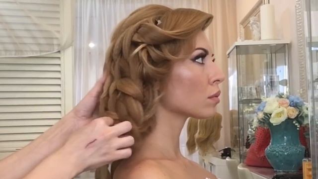 Как сделать ассиметричный пучок? Свадебная прическа | Анна Комарова смотреть онлайн