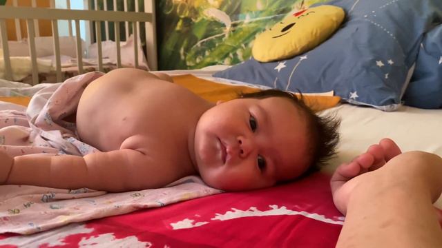 Рома пытается перевернуться😎 смотреть онлайн