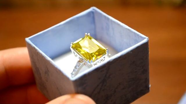 Кольцо с зеленым аметистом и белым топазом. смотреть онлайн