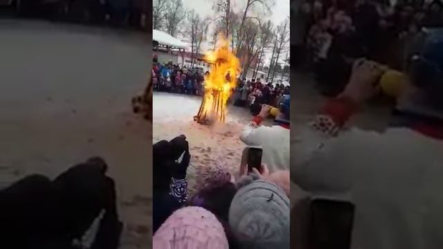 при сжигании чучела на масленицу в твери загорелась куртка у женщины смотреть онлайн