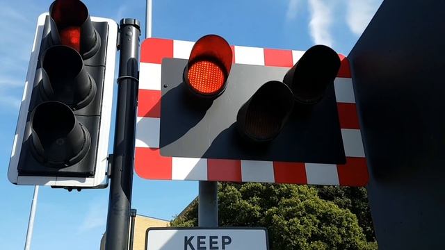 Lymington Town Level Crossing, Hampshire смотреть онлайн