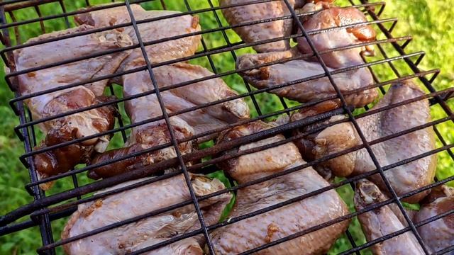 СОЧНЫЕ куриные КРЫЛЫШКИ на мангале | Еда за 500 смотреть онлайн